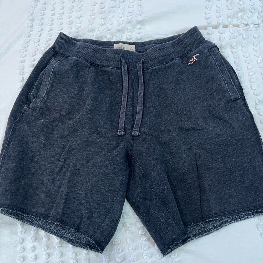 GRAY HOLLISTER SHORTS SIZE MEDIUM